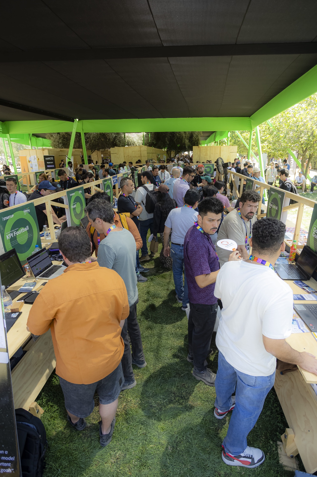 Stand EtMday crowd